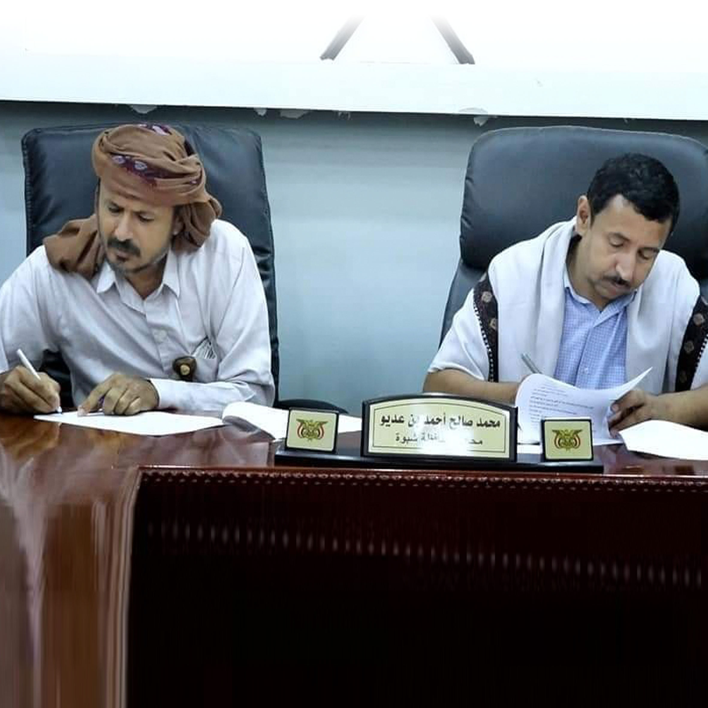 محافظ شبوة يوقع عقدين لسفلتة طريق (المافود- الثجة - الحرة ) بمديرية عرماء وطريق (بيو- رفض) بمديرية الصعيد